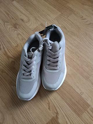 Deportivas grises y blancas mujer