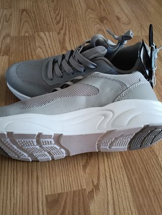 Deportivas grises y blancas mujer
