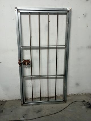 Puerta de seguridad exterior