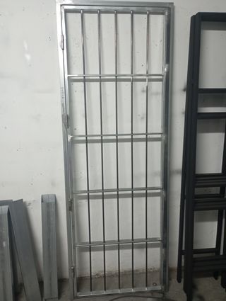 Puerta de seguridad exterior