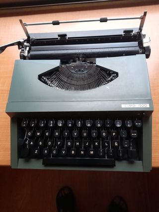 Máquina de escribir CIMO 1200 antigua
