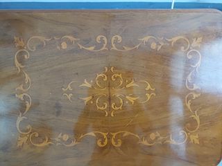 Mesa de centro con marquetería