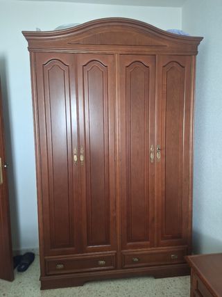 Armario de madera marrón