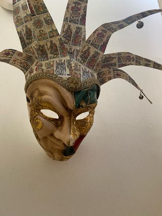 Maschera veneziana in ceramica con carte da gioco