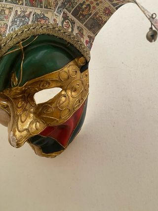 Maschera veneziana in ceramica con carte da gioco