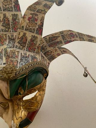 Maschera veneziana in ceramica con carte da gioco