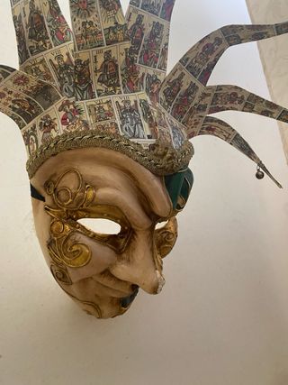 Maschera veneziana in ceramica con carte da gioco