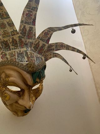 Maschera veneziana in ceramica con carte da gioco