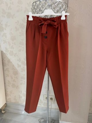 Pantaloni lunghi con pieghe, abbigliamento casual, piastrelle da ufficio