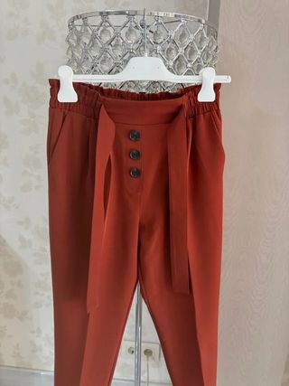Pantaloni lunghi con pieghe, abbigliamento casual, piastrelle da ufficio