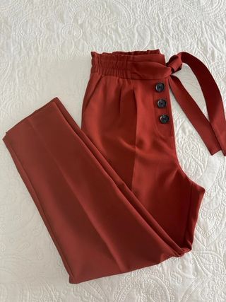 Pantaloni lunghi con pieghe, abbigliamento casual, piastrelle da ufficio