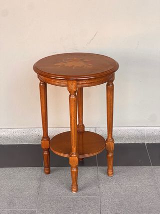 Tavolino rotondo in legno con decoro floreale