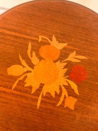 Tavolino rotondo in legno con decoro floreale