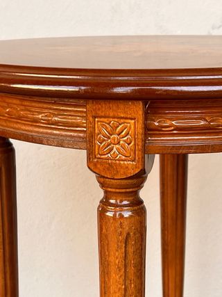Tavolino rotondo in legno con decoro floreale