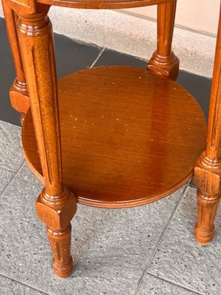 Tavolino rotondo in legno con decoro floreale