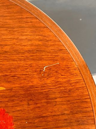 Tavolino rotondo in legno con decoro floreale