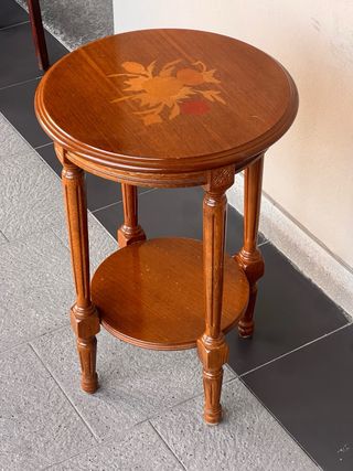 Tavolino rotondo in legno con decoro floreale
