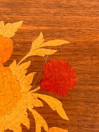 Tavolino rotondo in legno con decoro floreale