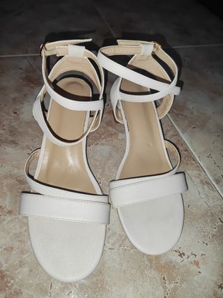 Zapatos de tacón blancos