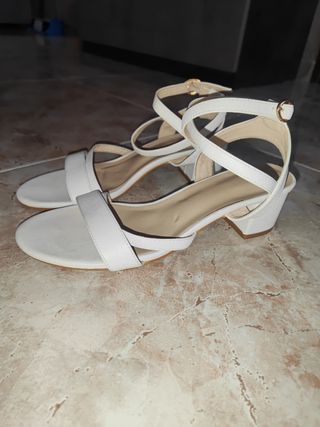 Zapatos de tacón blancos