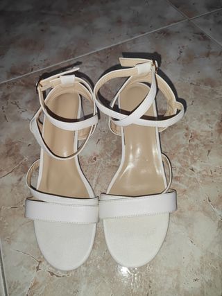 Zapatos de tacón blancos