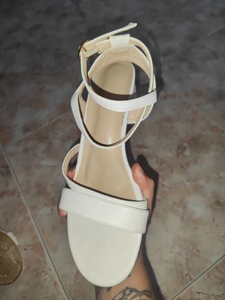 Zapatos de tacón blancos