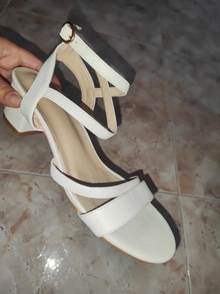 Zapatos de tacón blancos