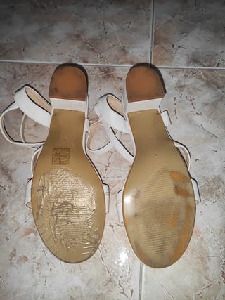 Zapatos de tacón blancos