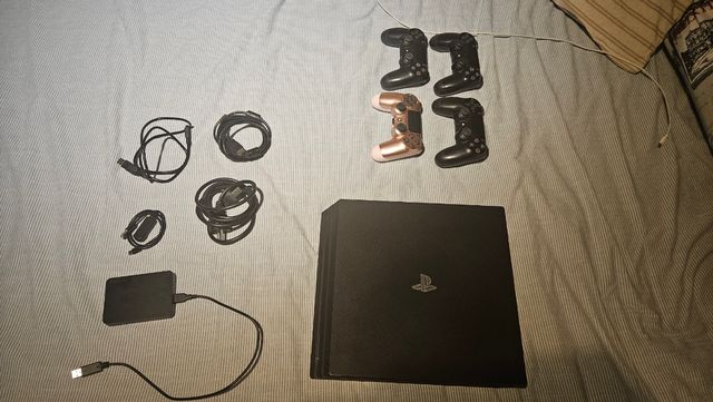 PS4 Pro+60 juegos+ 2 Mandos+Disco 4 tera +pantalla