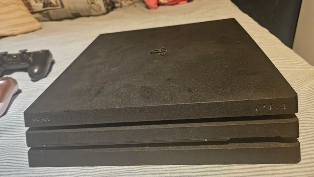 PS4 Pro+60 juegos+ 2 Mandos+Disco 4 tera +pantalla