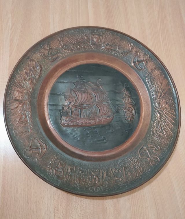 Piatto in rame con veliero
