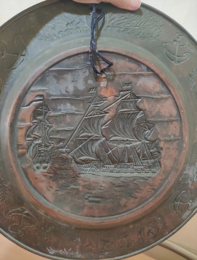 Piatto in rame con veliero