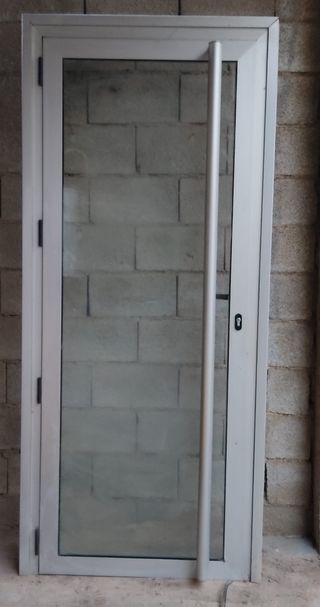 Puerta de aluminio con cristal de seguridad
