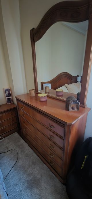 Cómoda de madera con espejo