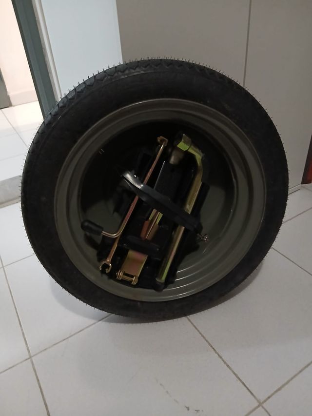 Rueda repuesto + gato SEAT Toledo 1991