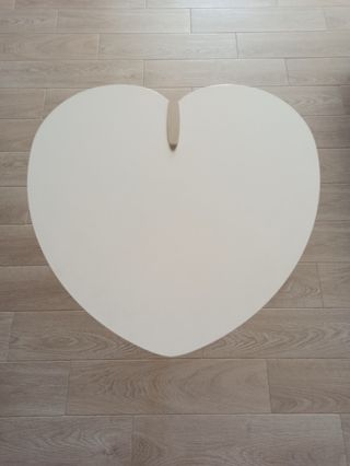 Tavolino bianco a forma di cuore