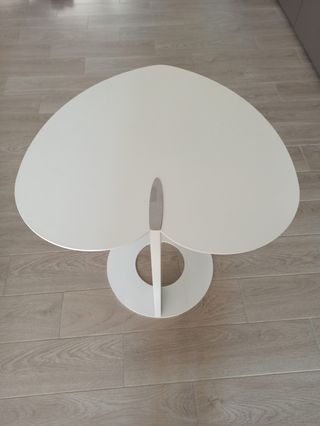 Tavolino bianco a forma di cuore