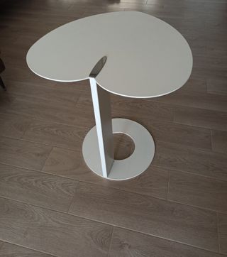 Tavolino bianco a forma di cuore