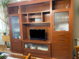 Mueble de salón de madera y cristal