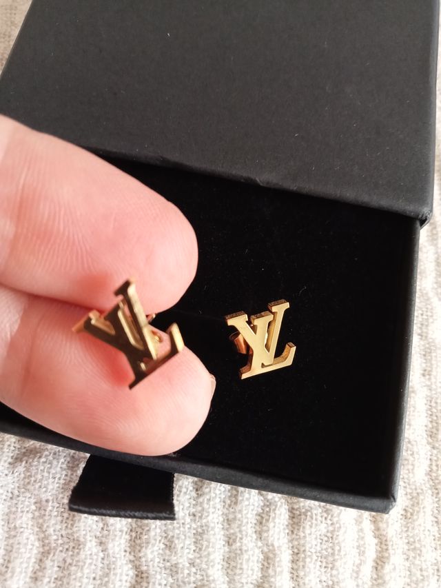 Pendientes iniciales lv dorados