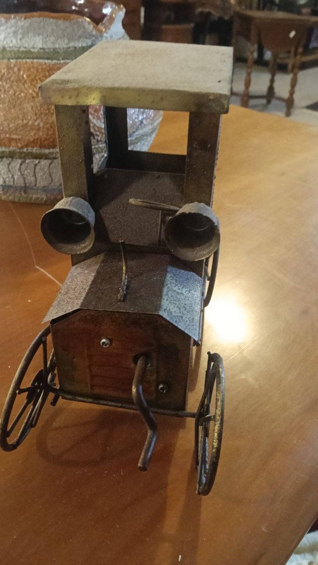 Carro d'epoca in metallo