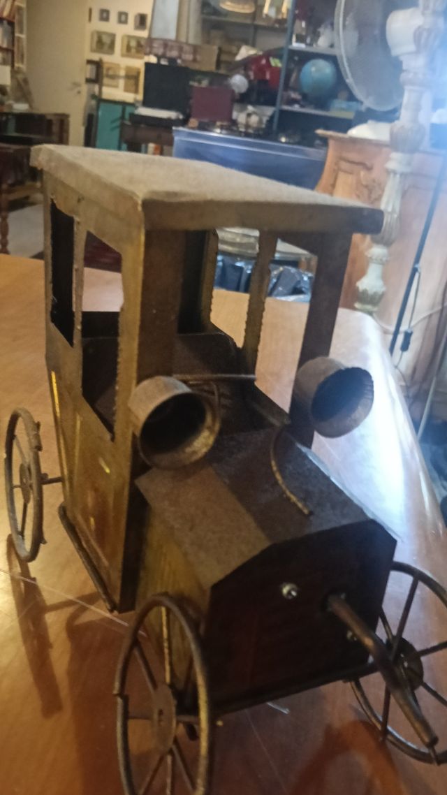 Carro d'epoca in metallo