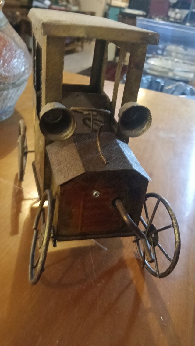 Carro d'epoca in metallo