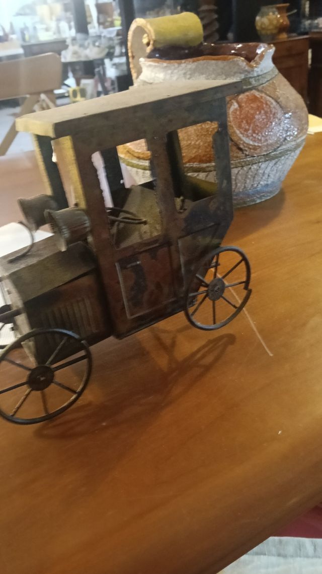 Carro d'epoca in metallo