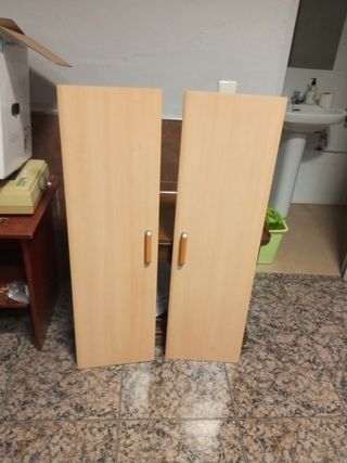 Armario de madera de madera bajo.