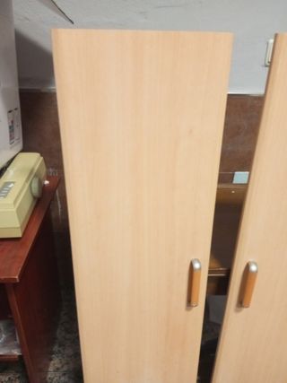 Armario de madera de madera bajo.