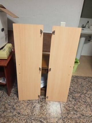 Armario de madera de madera bajo.