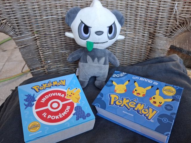 Pokemon set Peluche Pancham più 2 libri gioco
