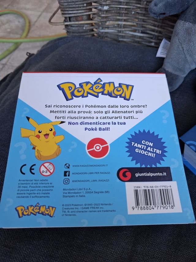 Pokemon set Peluche Pancham più 2 libri gioco