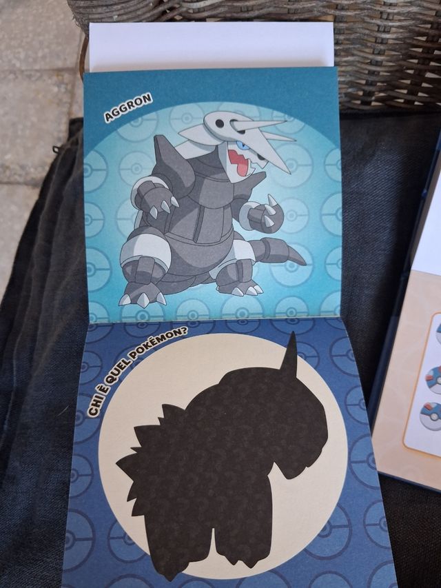 Pokemon set Peluche Pancham più 2 libri gioco